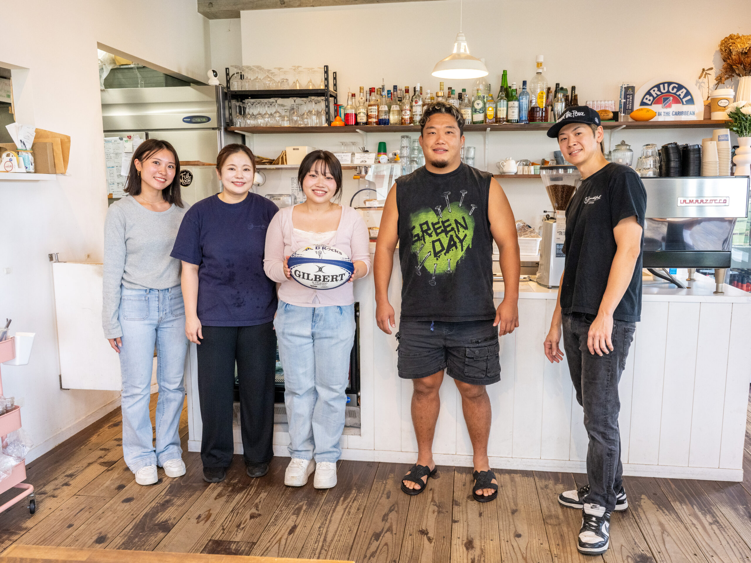 鍋島秀源選手とBountiful Coffeeのスタッフ