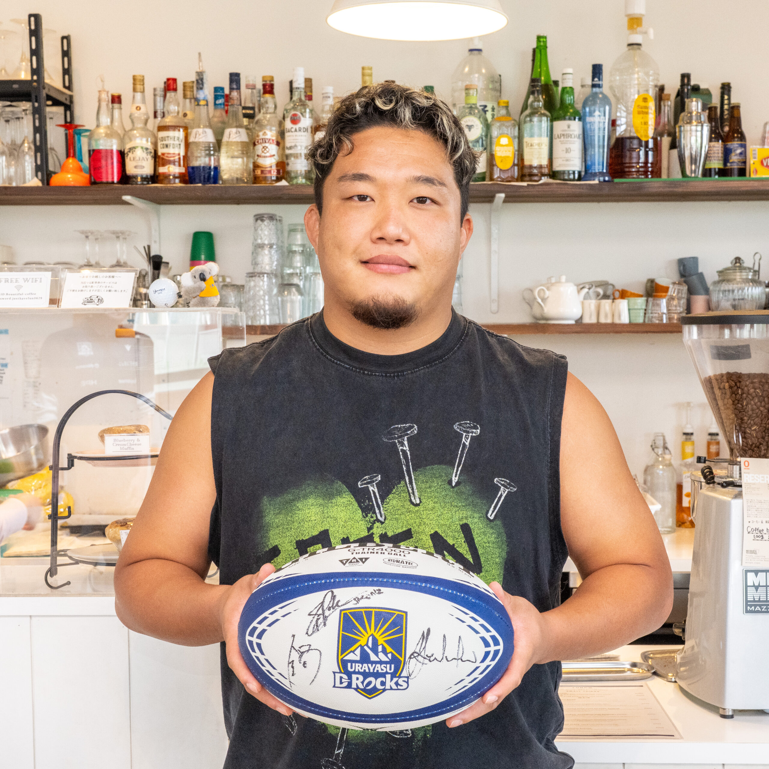 ラグビーボールを持つ浦安D-Rocksの鍋島秀源選手