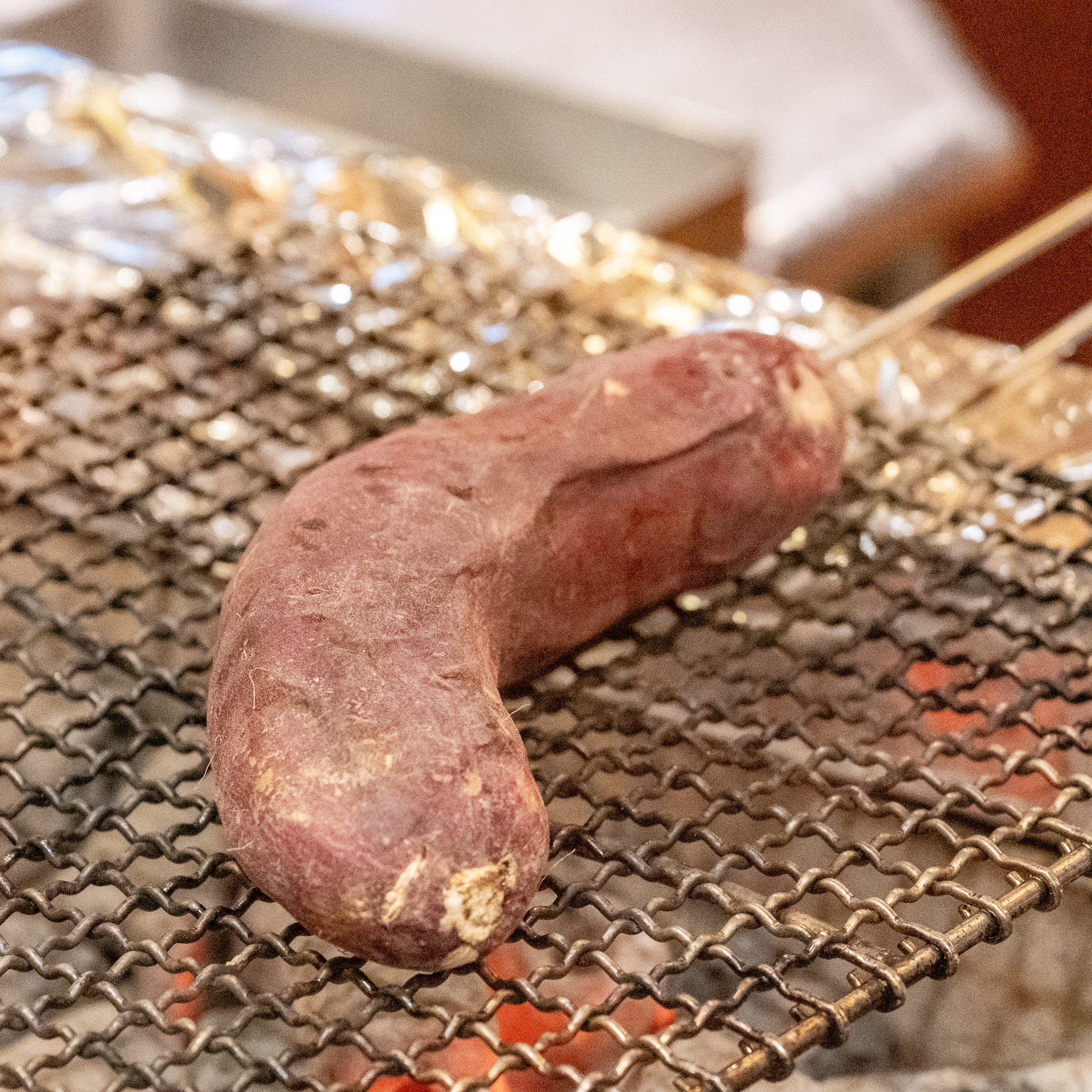 炭火で焼かれる千葉県産さつまいも紅（ルージュ）のご褒美
