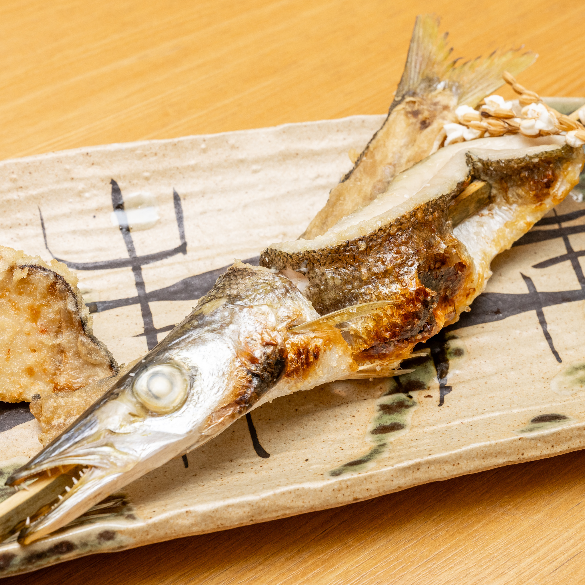 骨煎餅を添えたかますの原始焼き