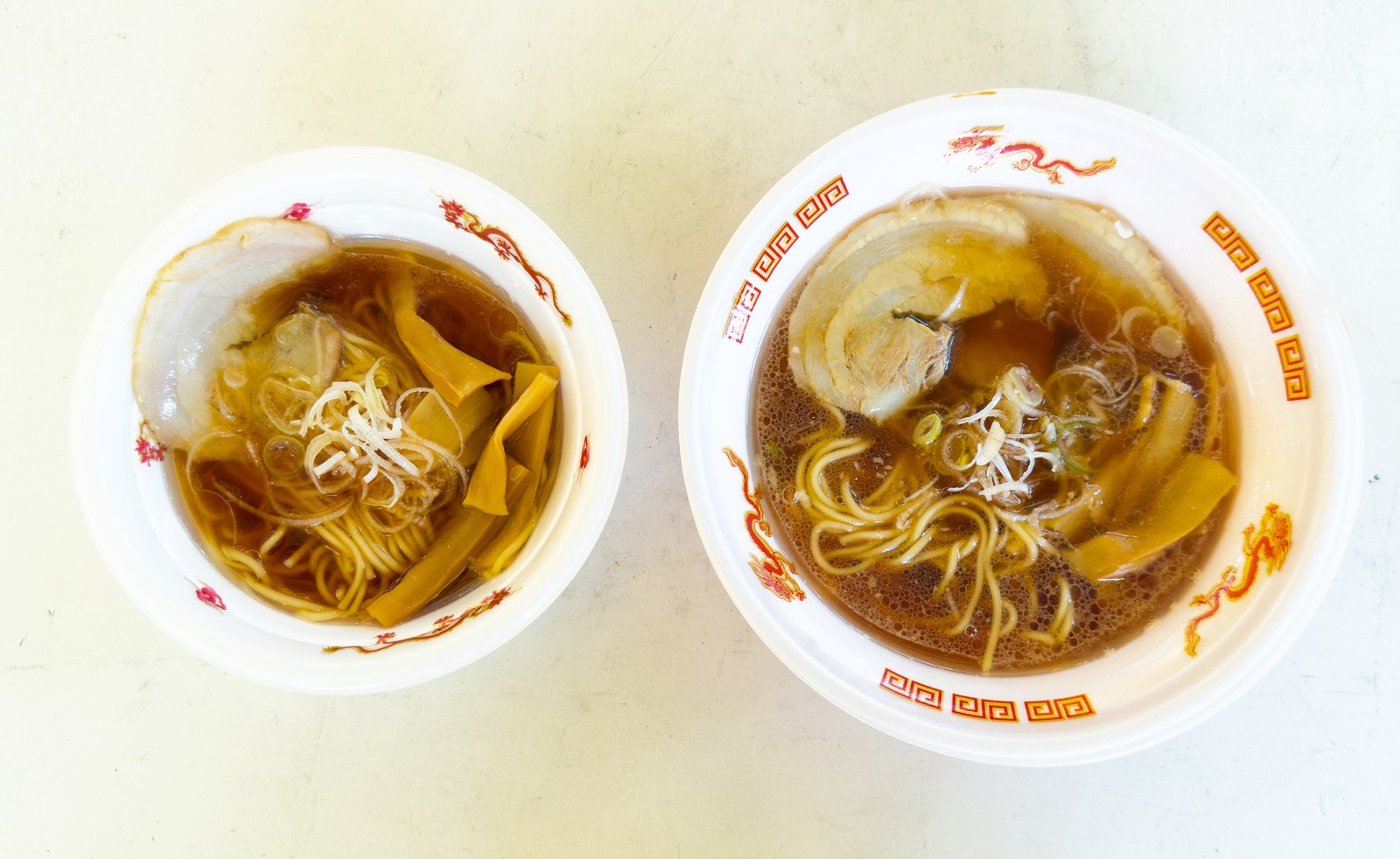 食べ比べサイズ(左)と通常サイズ(右)の比較イメージ