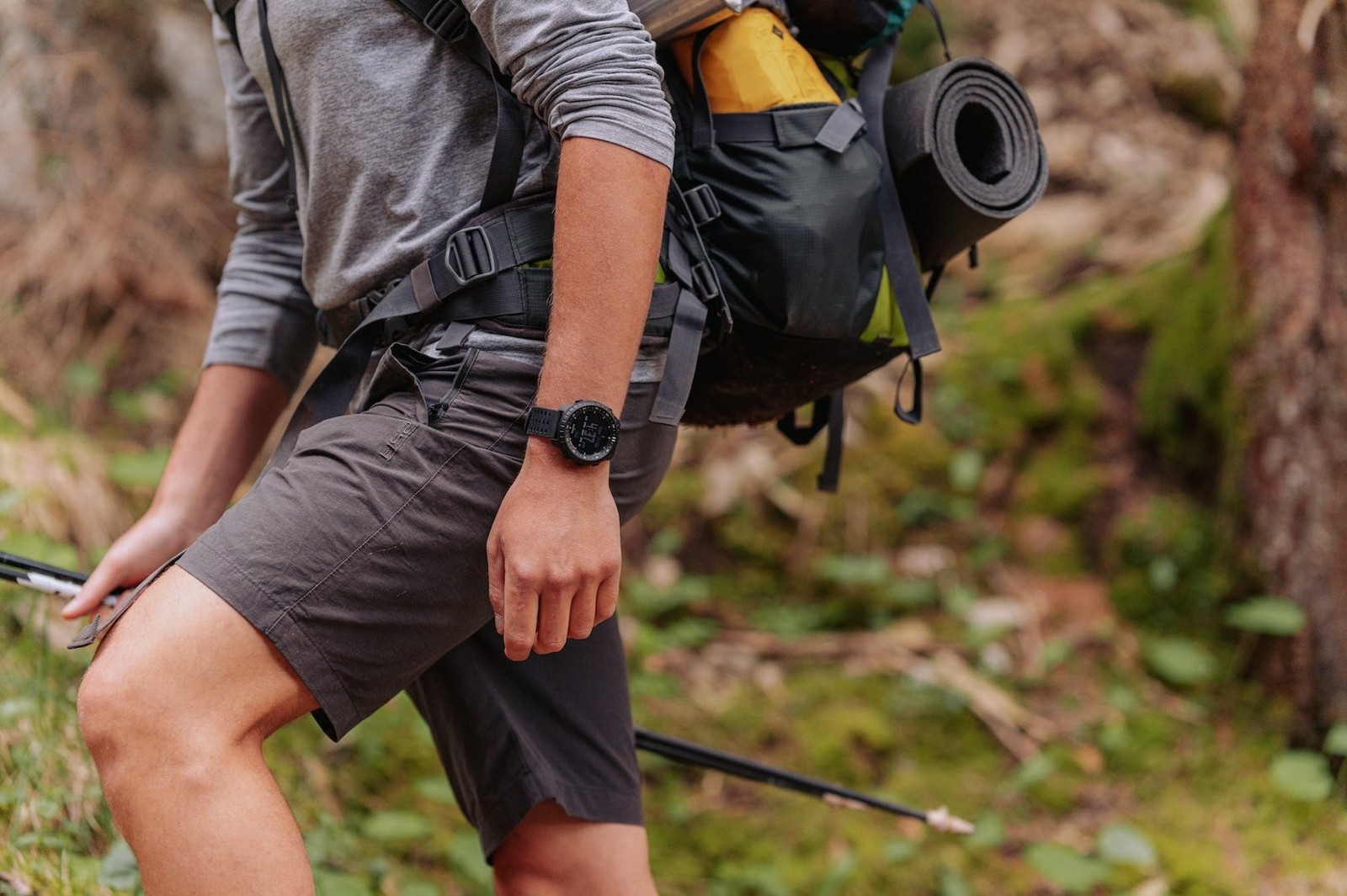 Suunto Core 2を着用して森を歩く様子