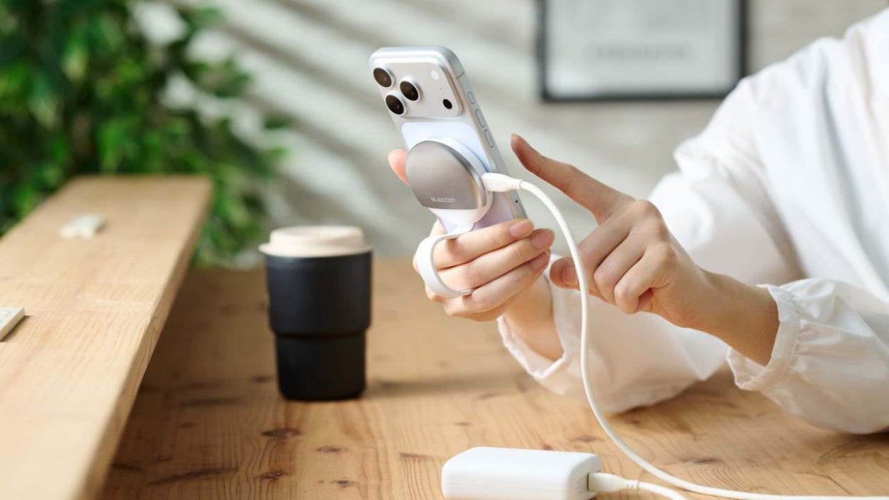 充電ケーブルを接続したMAGKEEP