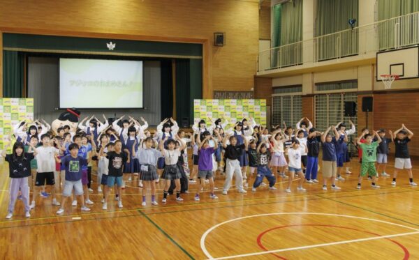 「おまめサンバ」を踊る児童と出演者