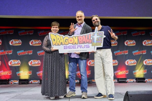 ニューヨーク・コミコン2026のスペシャルパネルで『ドラゴンボール超 ビルス』のロゴパネルを持つ登壇者