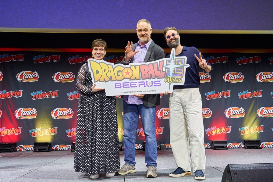 ニューヨーク・コミコン2026のスペシャルパネルで『ドラゴンボール超 ビルス』のロゴパネルを持つ登壇者