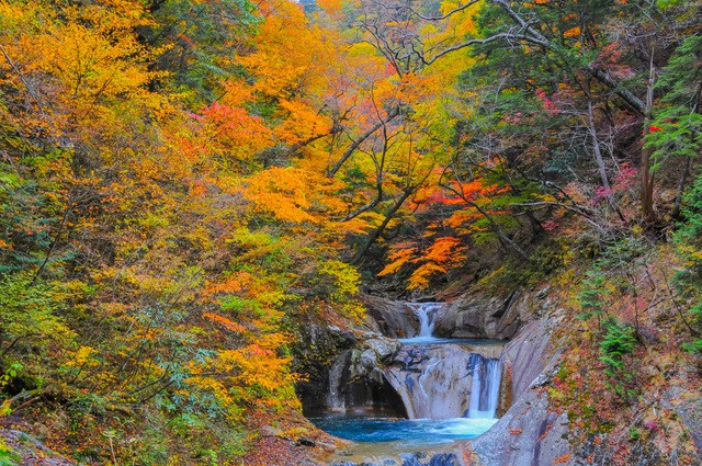 勝沼・石和エリアの紅葉の渓谷と滝