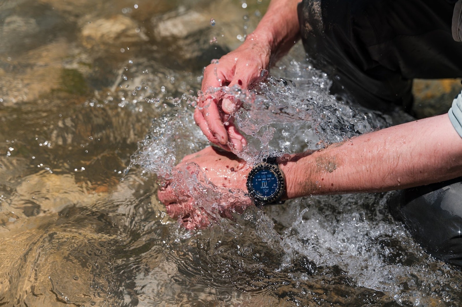 水辺でSuunto Core 2を着用した手首