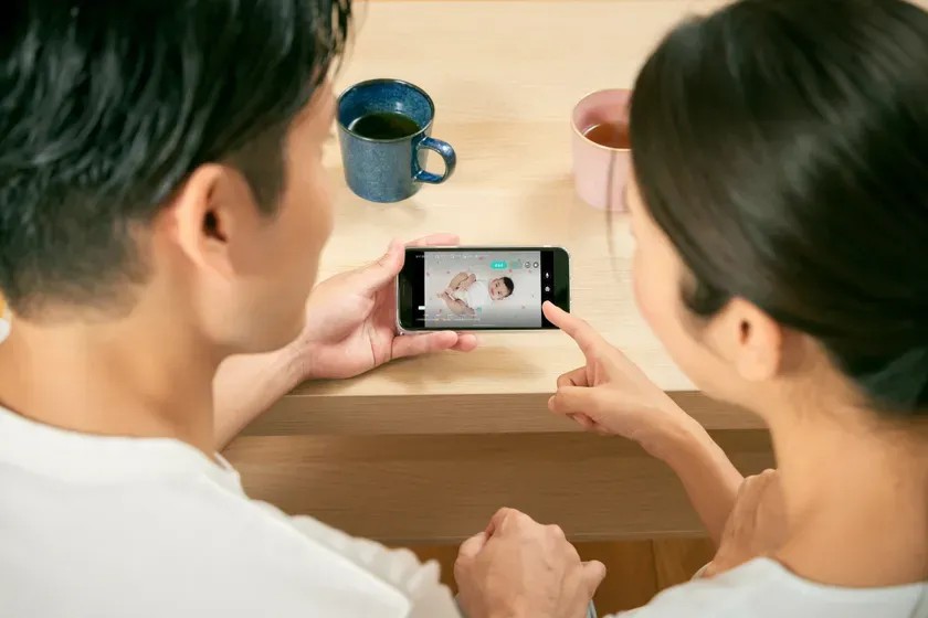 スマートフォンで赤ちゃんの映像を確認する使用イメージ