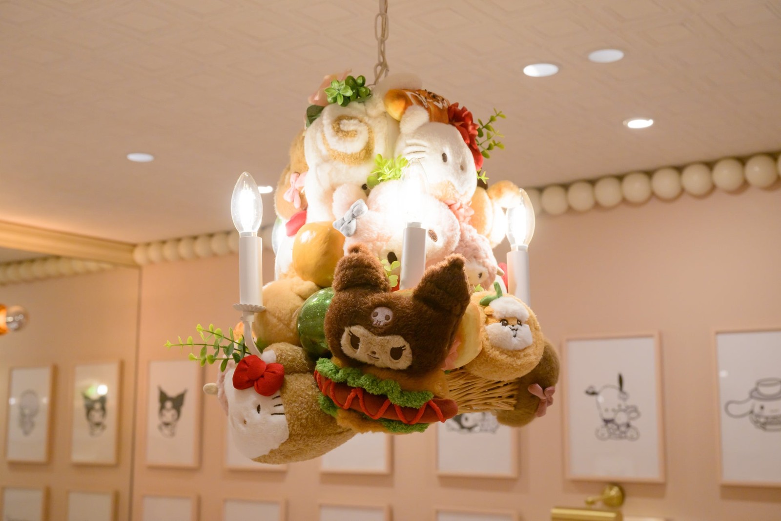 ぬいぐるみで飾られたシャンデリア