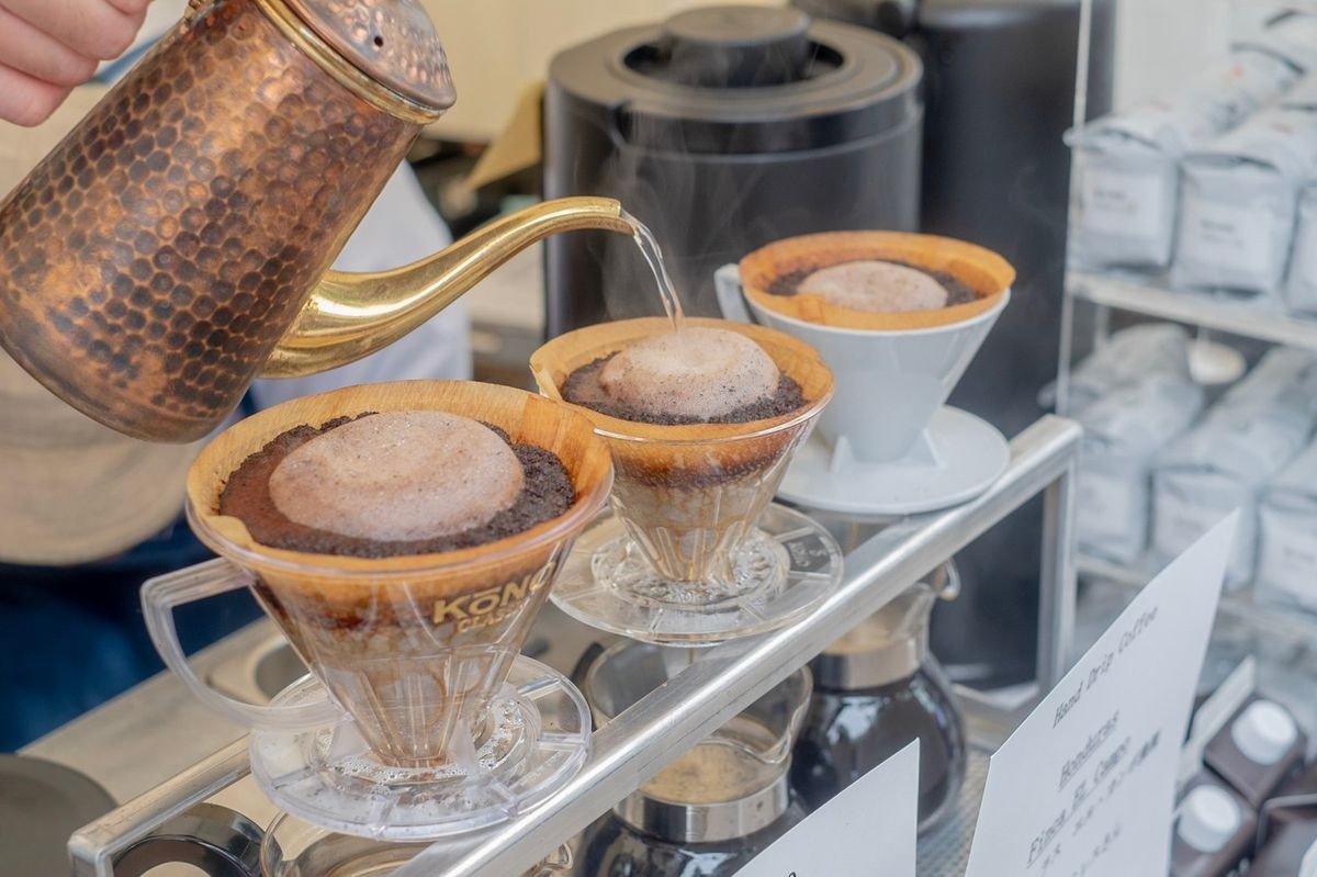 店頭でのコーヒードリップ