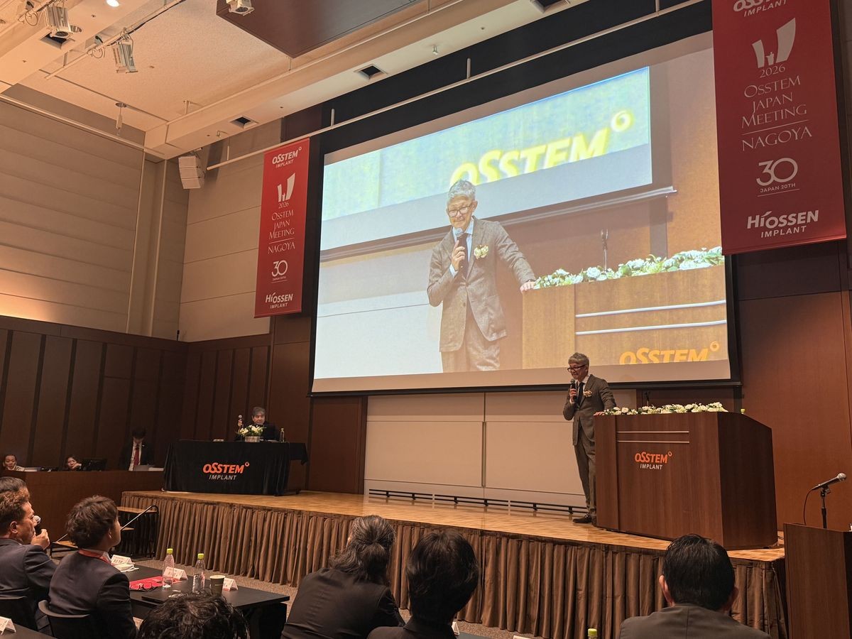 講演に登壇する洪 性文先生