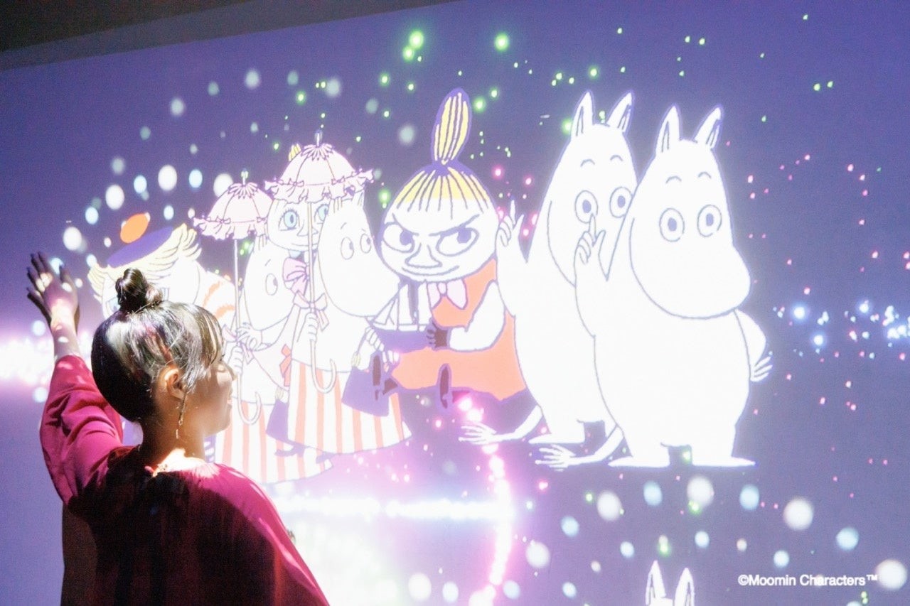 展望4階のデジタル花火アートを体験する三原舞依さん