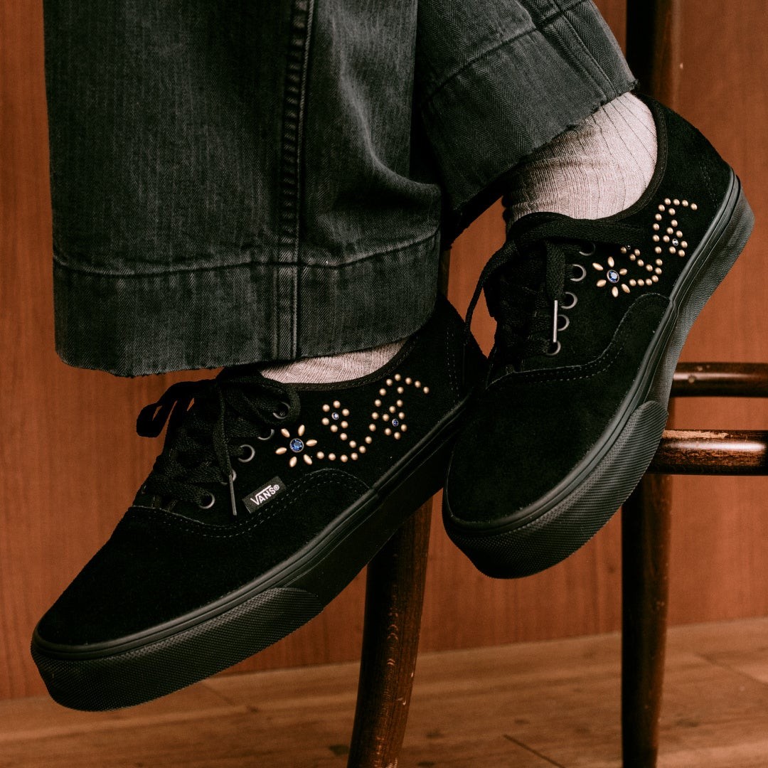 Authentic Studs ブラックの花形スタッズ