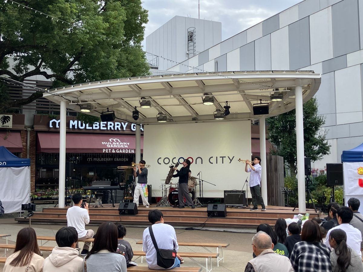 昨年開催時のコクーンシティのステージで演奏する管楽器奏者