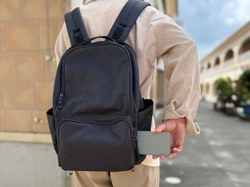 QUICK PACK traveler bizのスマポッケからスマホを取り出す様子
