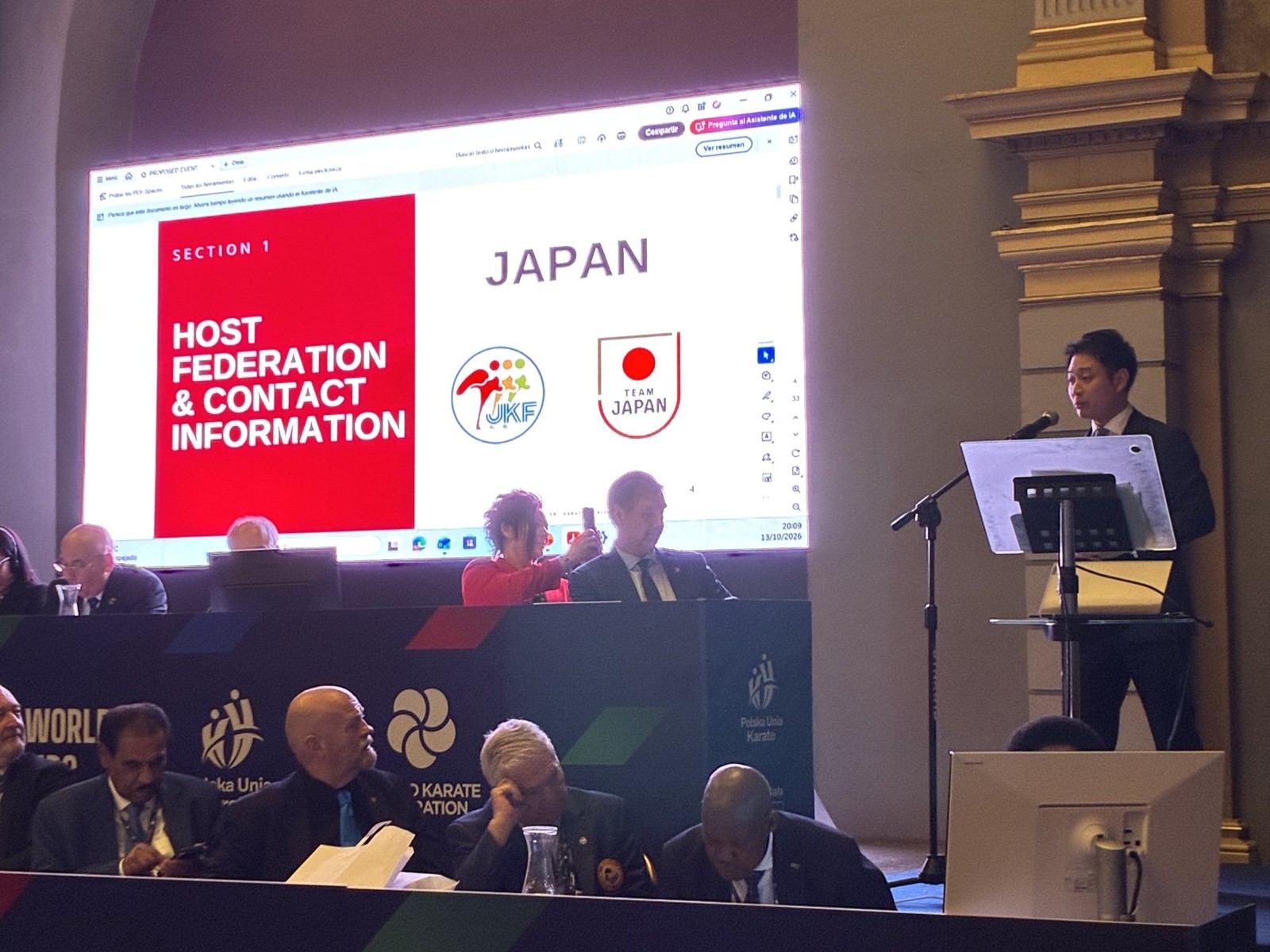 WKF総会で発表を行う日本代表