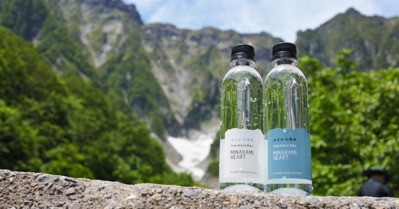 みなかみ源水のボトルと山の風景