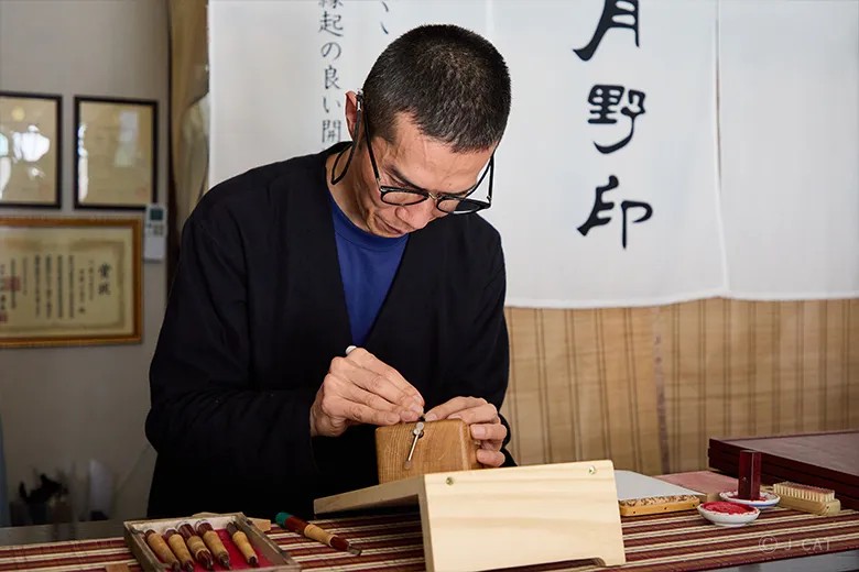 印章の彫刻作業