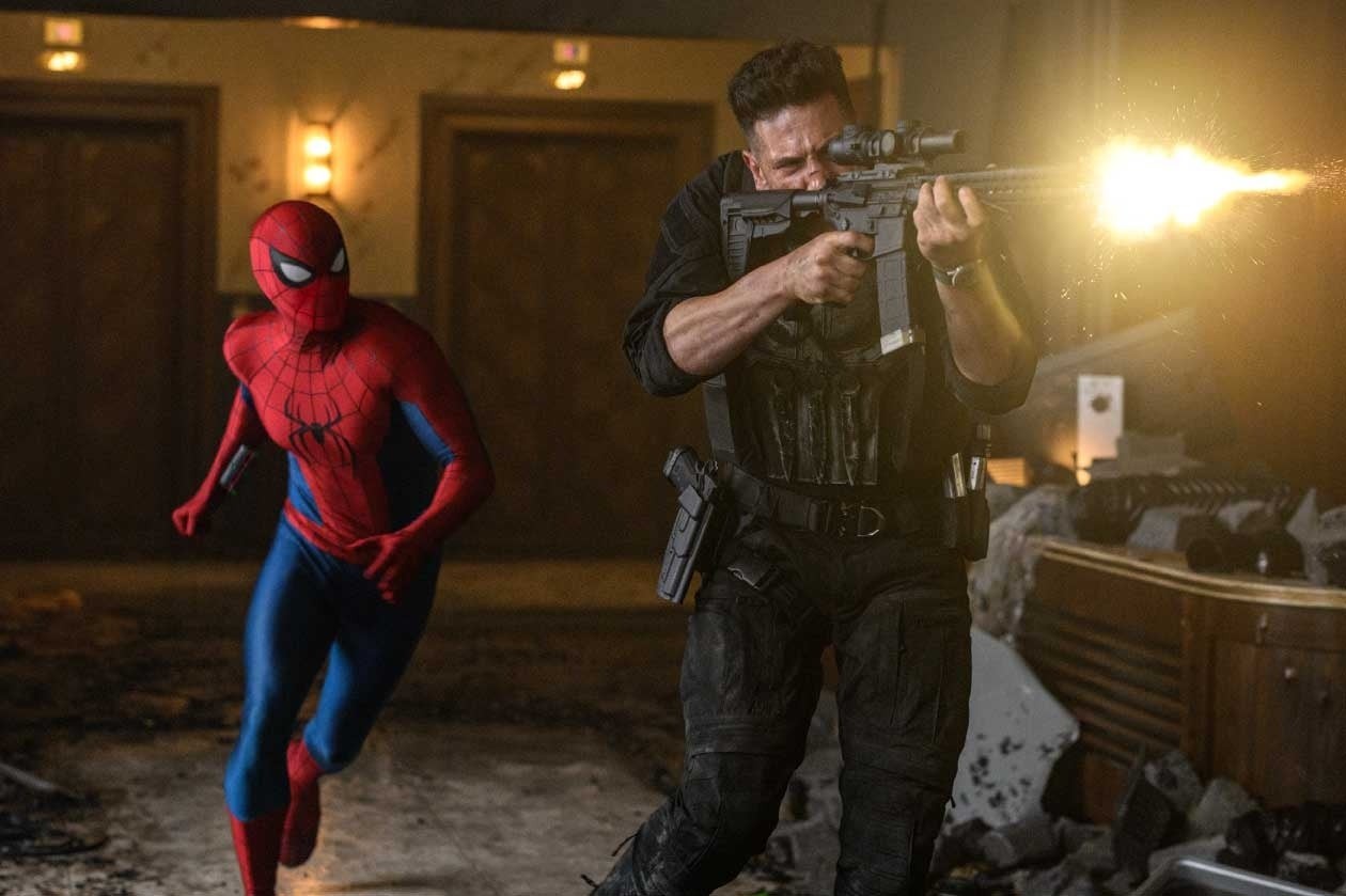 『スパイダーマン:ブランド・ニュー・デイ』銃を撃つ人物とスパイダーマン