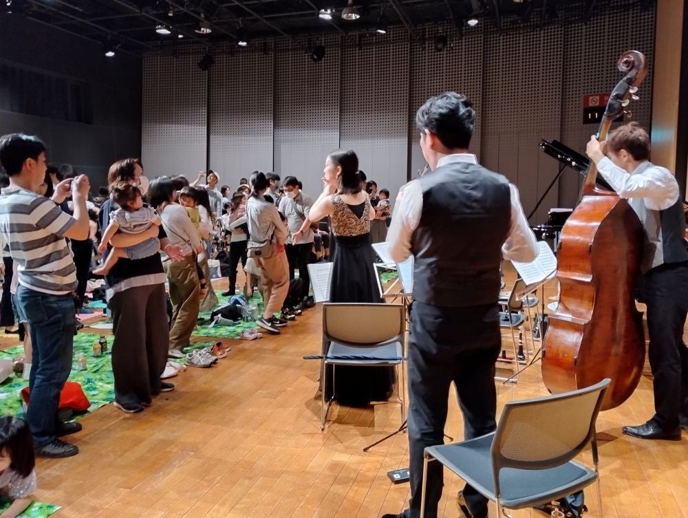 「ワルツで踊ろう!」の演奏に参加する親子