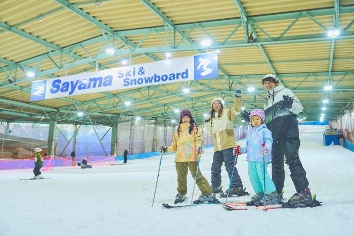 狭山スキー場のゲレンデに並ぶ家族