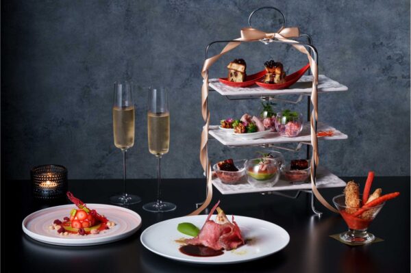 Christmas High Tea 2026のティースタンドとメイン、デザート