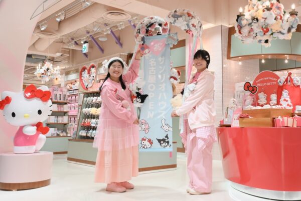 ガンバレルーヤのくす玉開きと店内