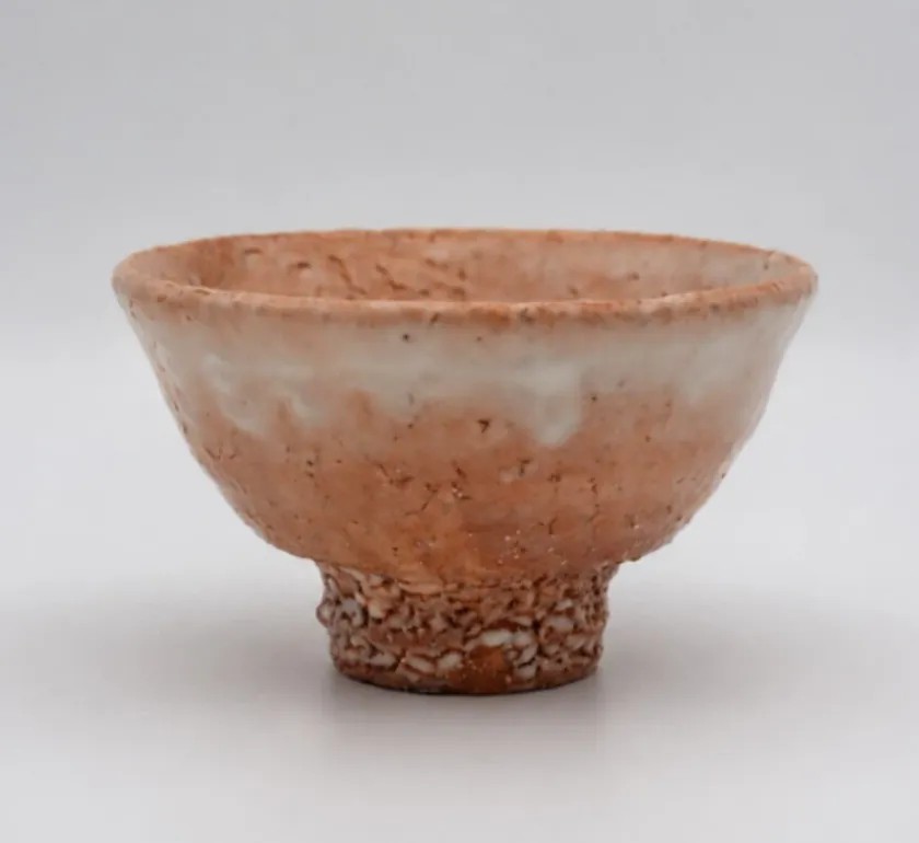 伝統的技法を用いて作られた萩焼の茶碗