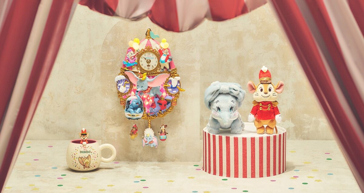 DISNEY DUMBO 85TH ANNIVERSARYのキービジュアルと掛け時計、ぬいぐるみキーチェーン、スプーン付きマグカップ