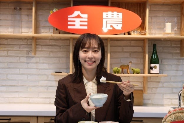 石川佳純さんが実食する様子