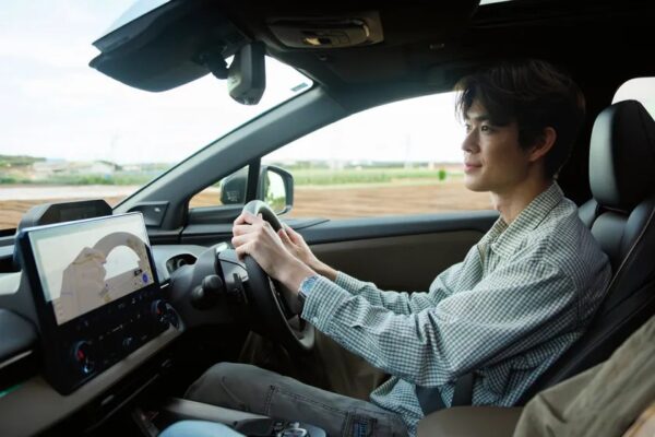 「bZ4X Touring」で三崎へ向かう宮沢氷魚さん