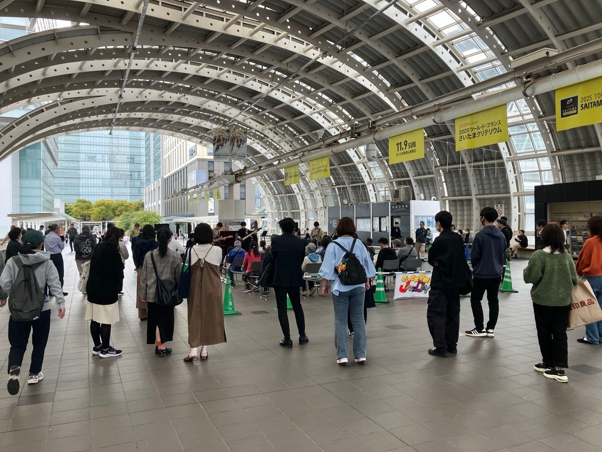 昨年開催時のさいたま新都心駅東西自由通路の演奏観覧