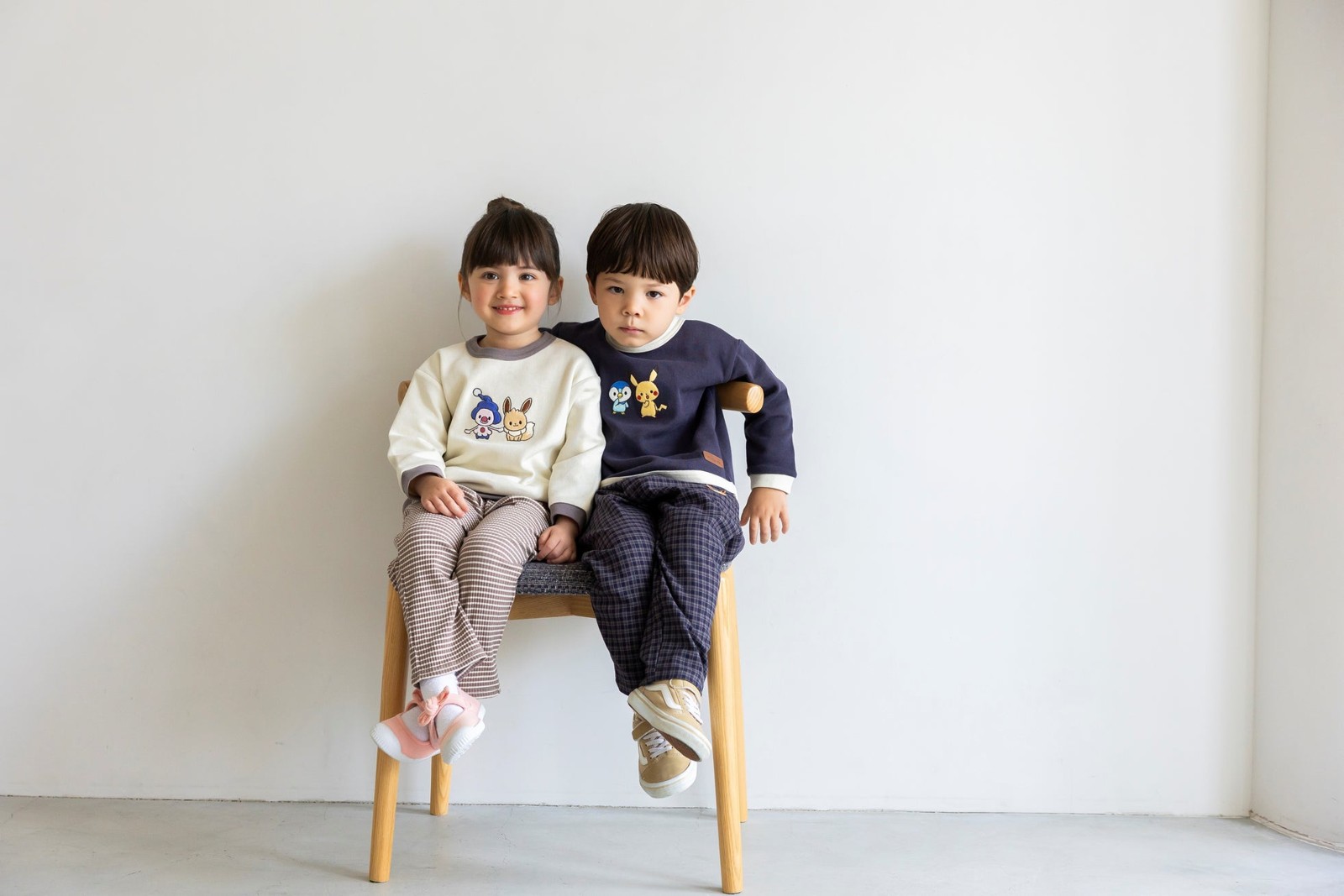petit mainの接結アップリケ長袖Tシャツとロングパンツ