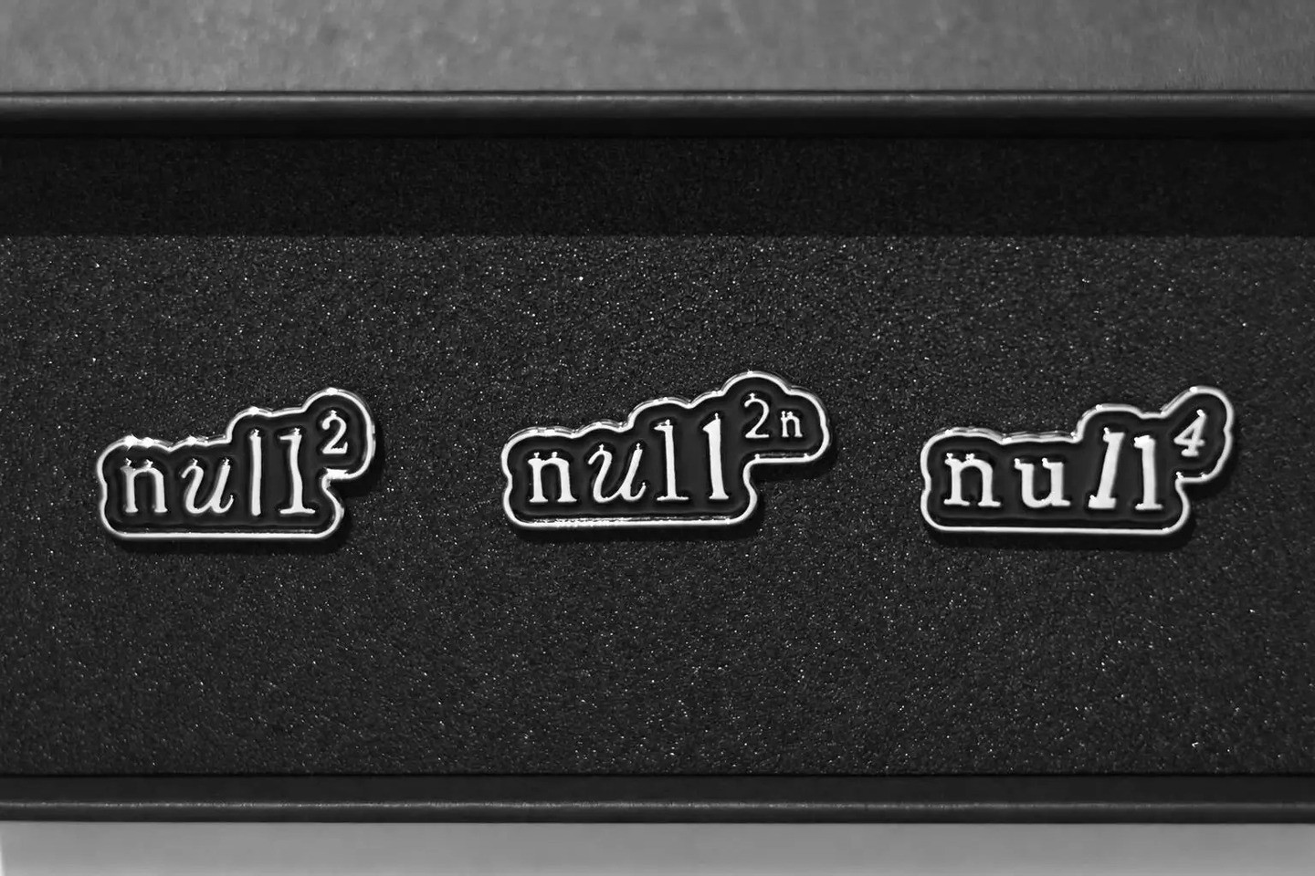 null²・null²ⁿ・null⁴の3連ピンバッジ