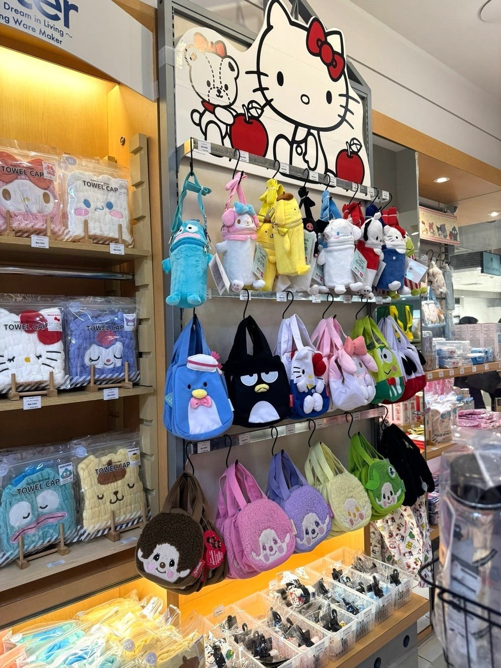 Skater POP UP SHOPのキャラクターバッグとタオルキャップの売場