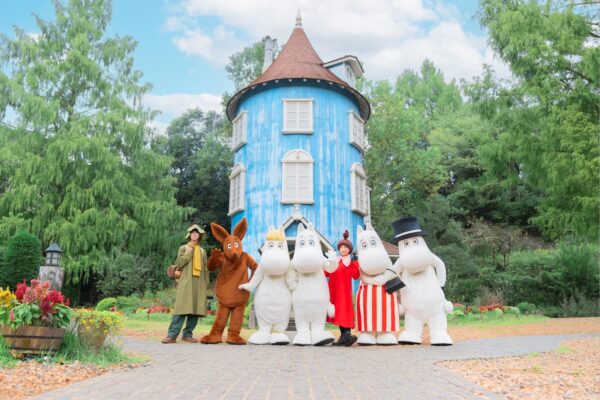 ムーミンバレーパークのムーミン屋敷前に並ぶムーミン一家と仲間たち