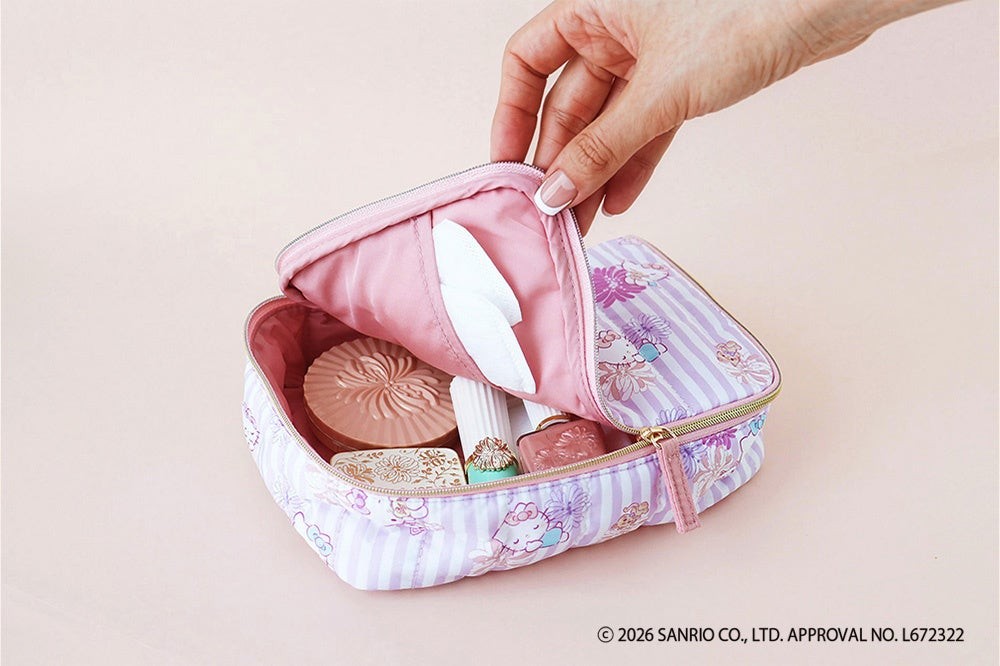 コスメを収納したバニティポーチの内側