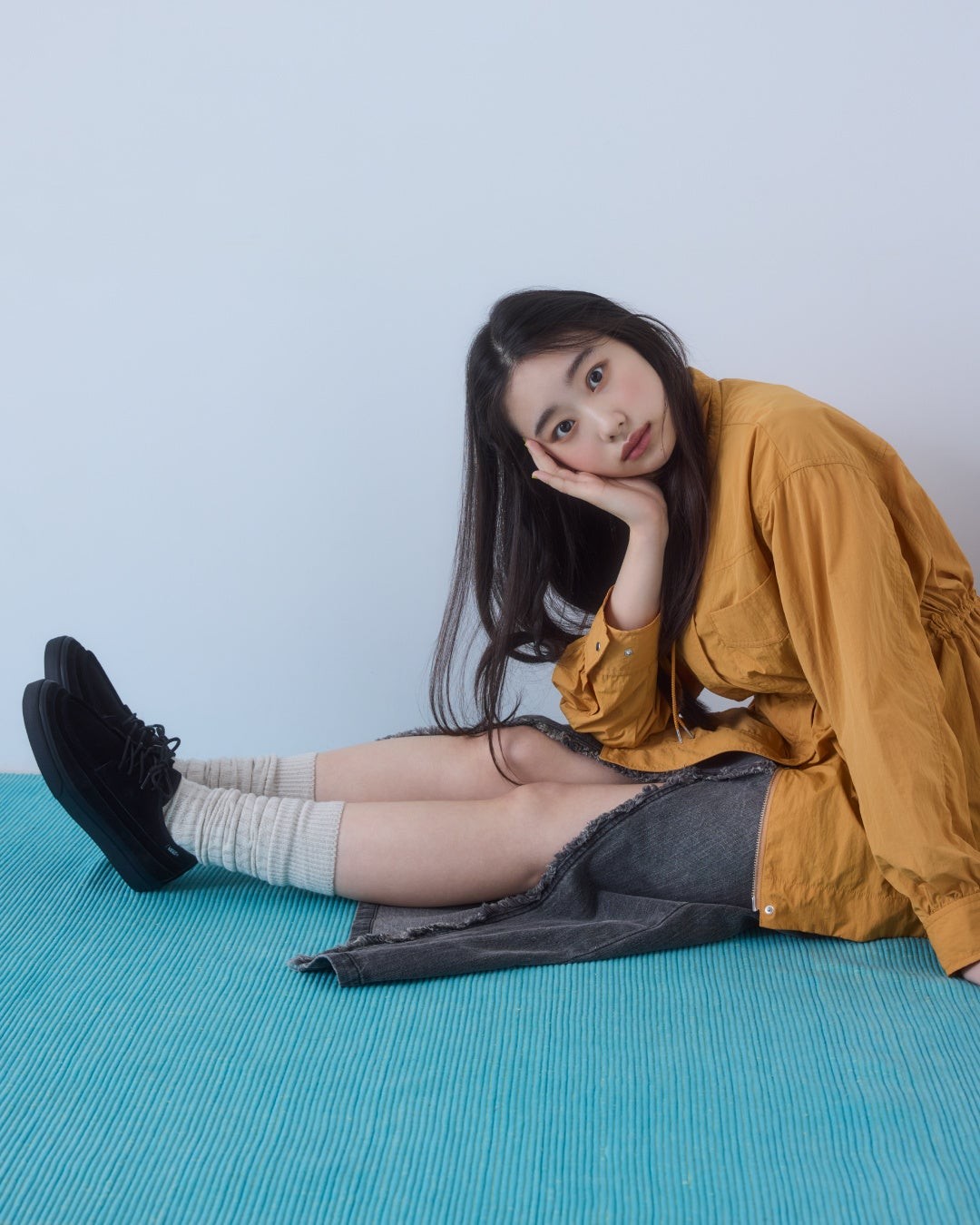 黒いVansの紐靴を合わせた倉沢杏菜さん