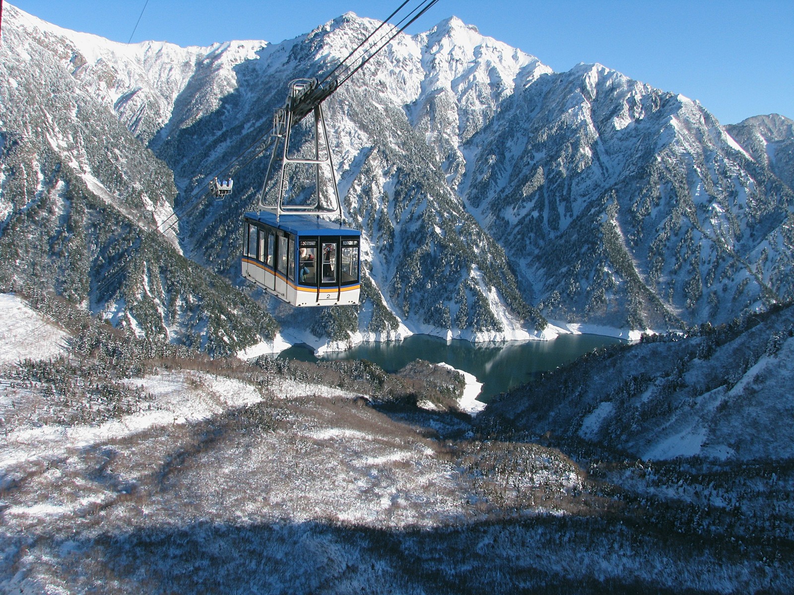 新雪の山々を背景にした立山ロープウェイ