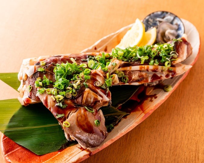 焼き色をつけた魚の切り身の料理