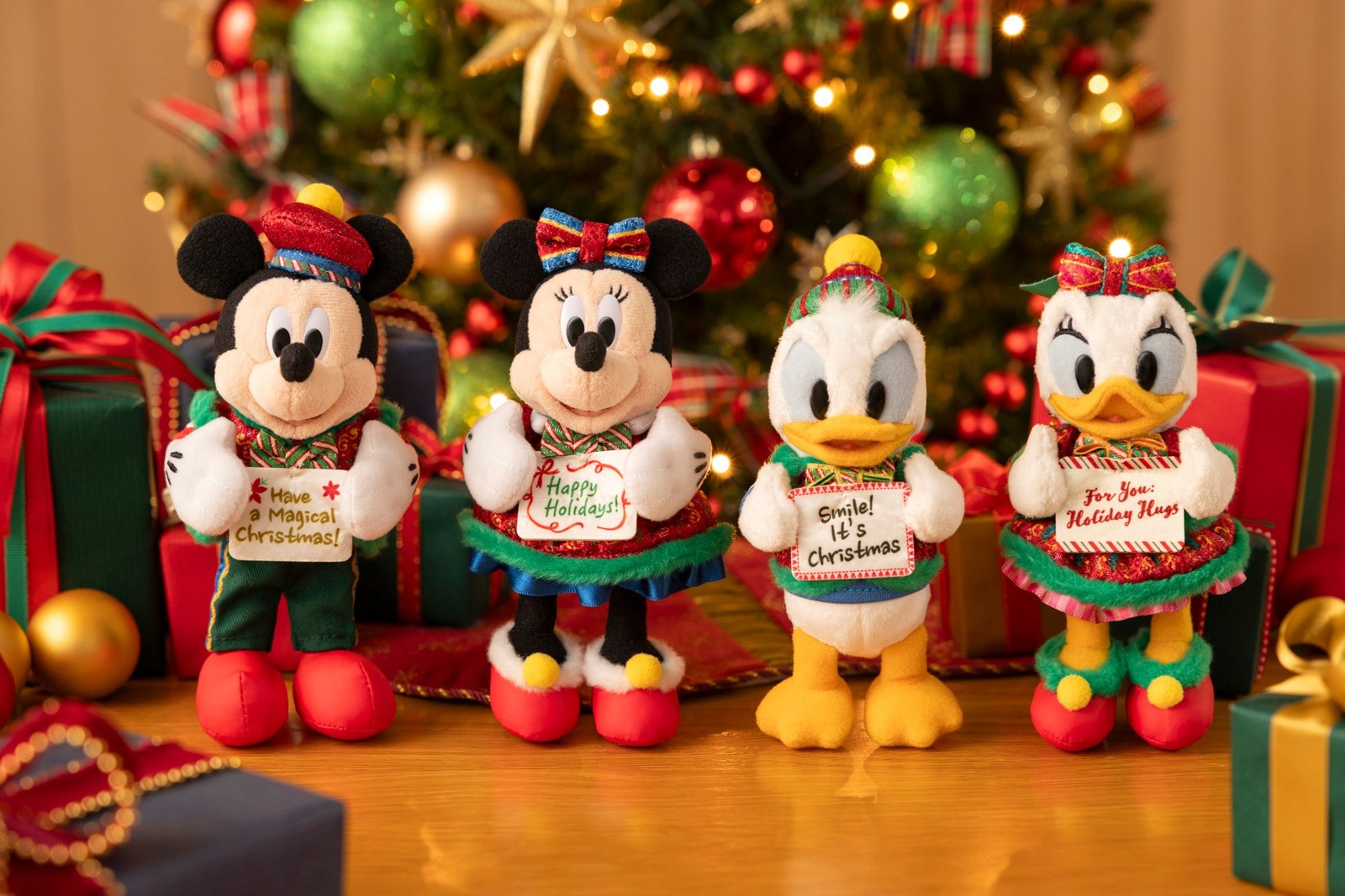 「トイズ・ワンダラス・クリスマス！」モチーフのぬいぐるみバッジ