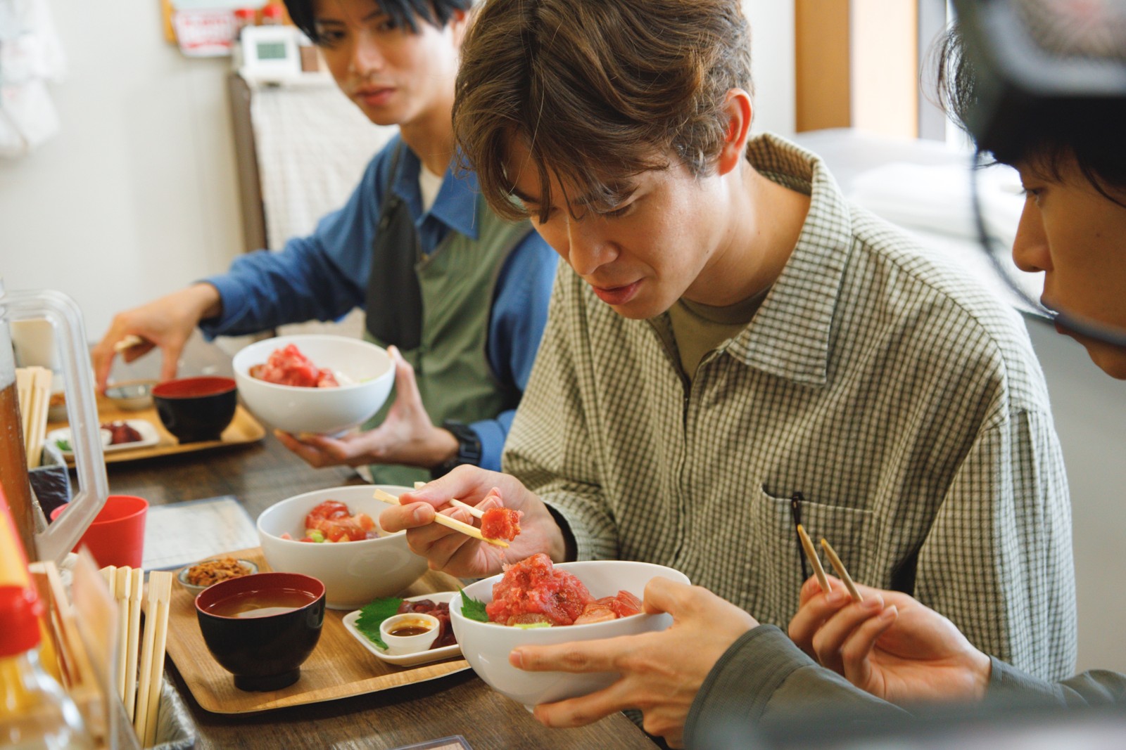 三崎名物のマグロを味わう3人