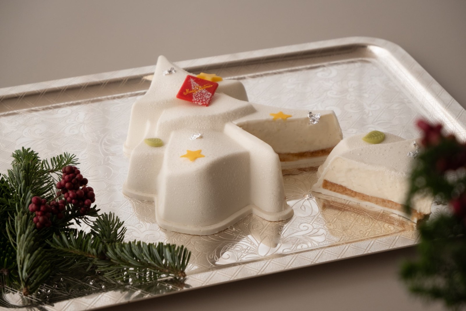 切り分けたバニラムースと柚子のクリスマスケーキ