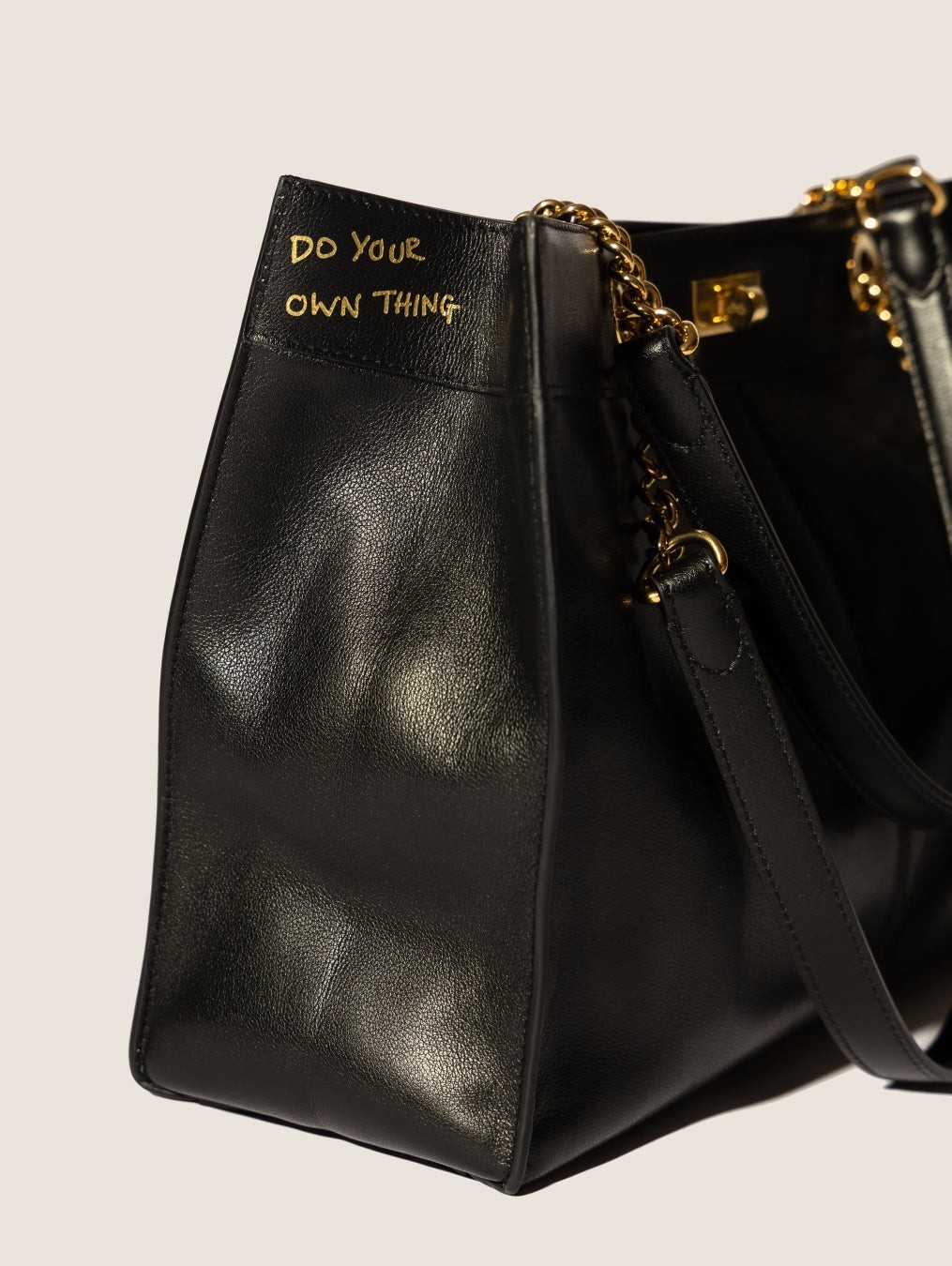 Small Mortimer Toteの側面に入った Do your own thing のメッセージ