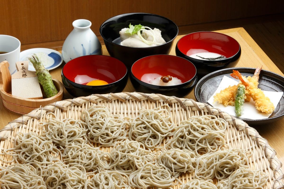 大ざるに盛られた新そばと薬味、海老天