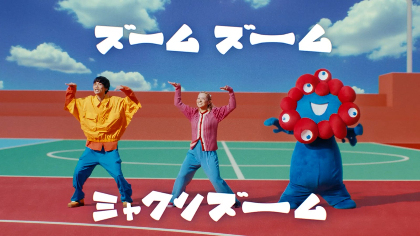 上半身を動かして踊るミャクミャクとダンサー ©Expo 2025/2025MLO