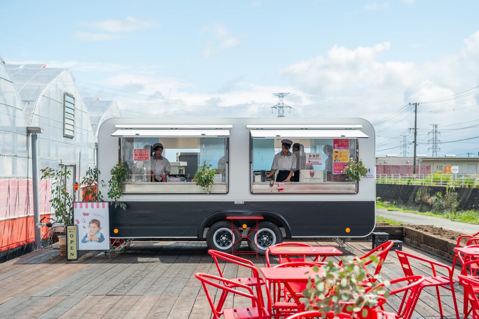 UluuGardensSagaのキッチンカー「fuluulu」とテラス席