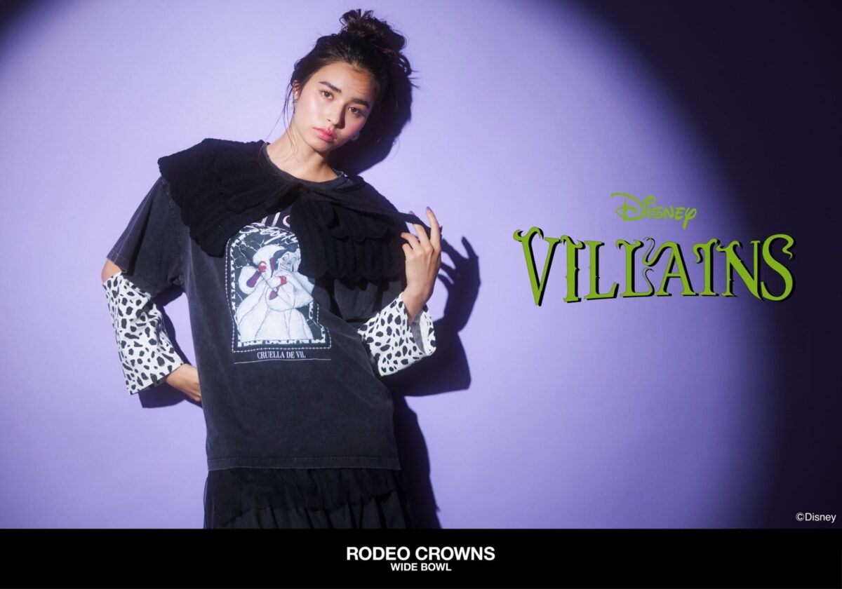 クルエラのプリントTシャツを着用したDisney VILLAINSの着用ビジュアル