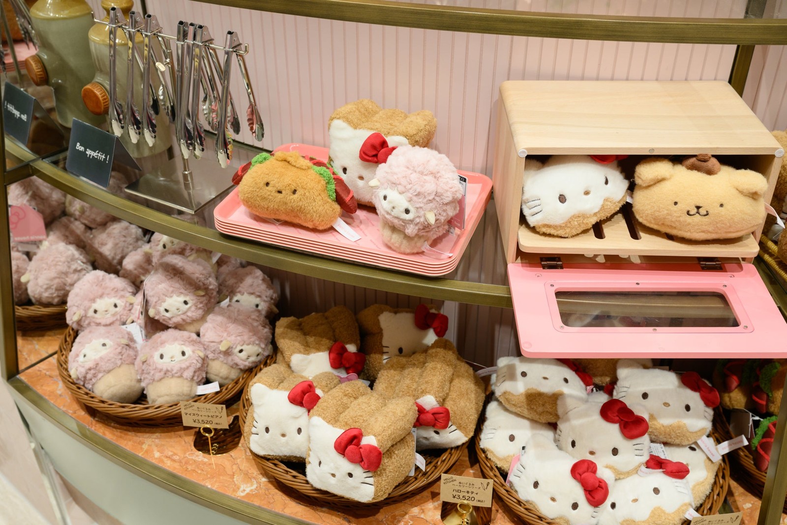 トングとトレーで選ぶHELLO BAKERY
